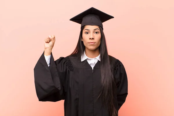 Молодая Студентка Латинос Чувствует Себя Серьезной Сильной Бунтарской Поднимает Кулак — стоковое фото