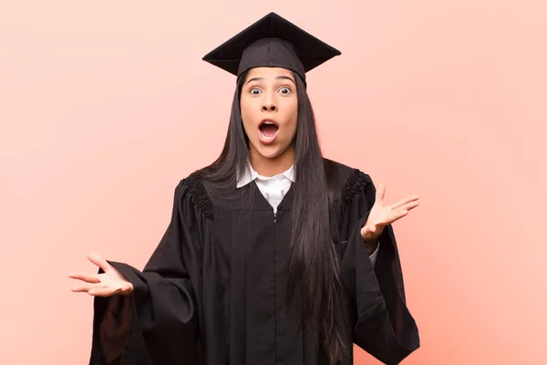 Ung Latinamerikansk Kvinna Student Känner Sig Extremt Chockad Och Förvånad — Stockfoto