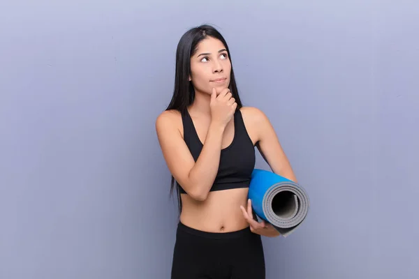 Jong Mooi Lating Vrouw Met Een Yoga Mat Tegen Cement — Stockfoto