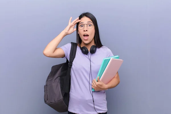 Jong Mooi Latin Student Vrouw Tegen Grijs Muur — Stockfoto