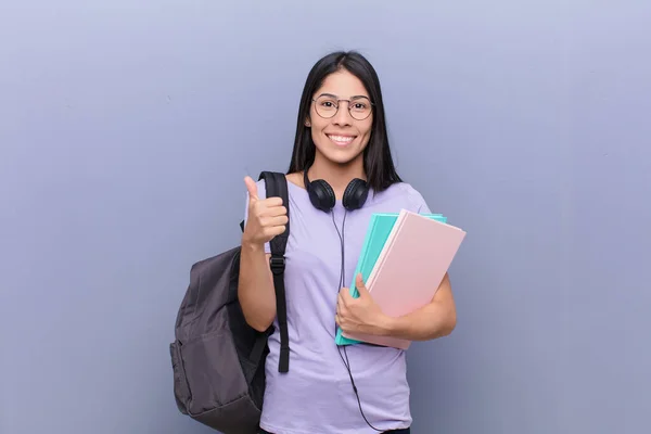 Jong Mooi Latin Student Vrouw Tegen Grijs Muur — Stockfoto