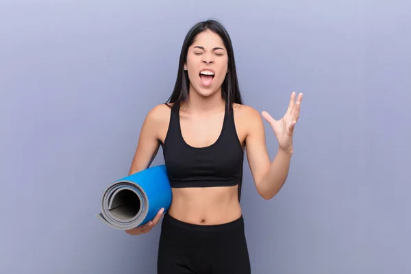 Jong Mooi Lating Vrouw Met Een Yoga Mat Tegen Cement — Stockfoto