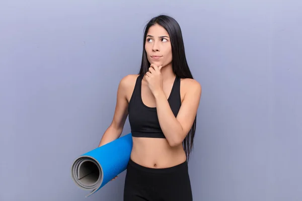 Jeune Jolie Femme Avec Tapis Yoga Contre Mur Ciment — Photo