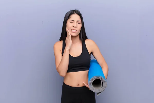 Giovane Bella Donna Ritardo Con Tappetino Yoga Contro Muro Cemento — Foto Stock