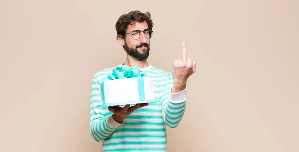 Joven Con Pastel Contra Pared Plana — Foto de Stock