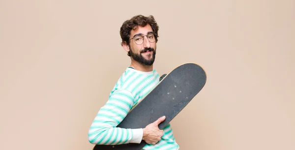 Jeune Homme Cool Barbu Avec Une Planche Roulettes — Photo