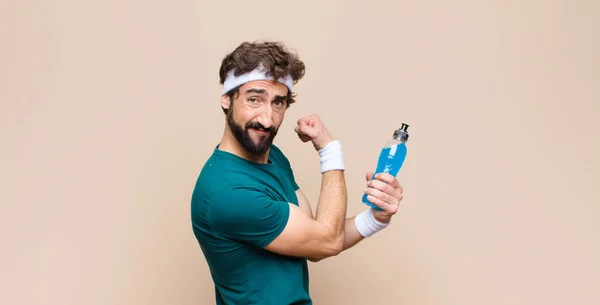 Junger Sportler Mit Energy Drink Flasche Gegen Flache Wand — Stockfoto