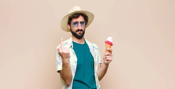 Νεαρός Τουρίστας Που Τρώει Παγωτό — Φωτογραφία Αρχείου