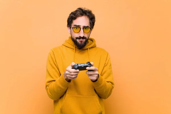 Genç Çılgın Adam Oyun Konsolu Kontrolörüyle Ödeme Yapıyor — Stok fotoğraf