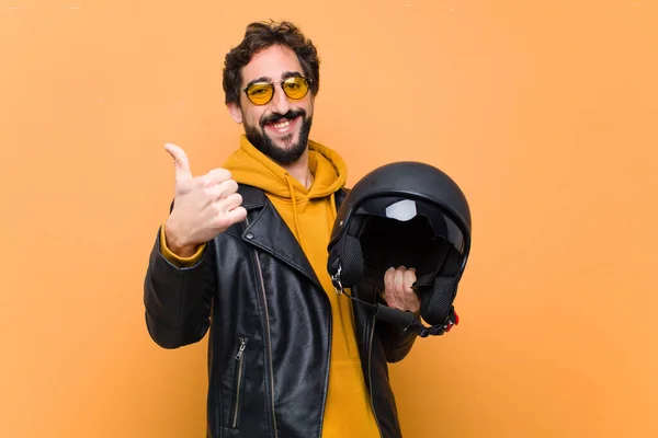 年轻的酷酷男子骑手 手持摩托车头盔 — 图库照片