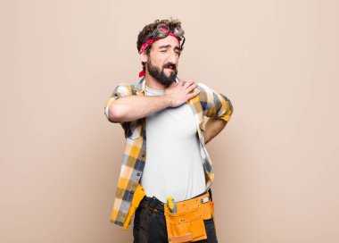 Genç hizmetçi kendini yorgun, stresli, endişeli, hayal kırıklığına uğramış ve depresyonda hissediyor. Sırtı ya da boynu düz duvarda ağrıyor.