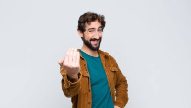 Genç yakışıklı adam kendini mutlu, başarılı ve kendinden emin hissediyor. Meydan okumayla yüzleşip 