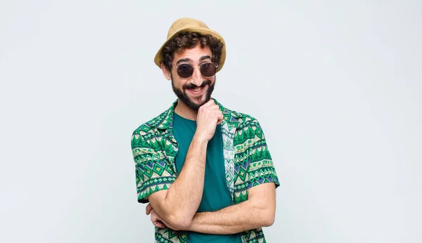 Joven Turista Sonriendo Disfrutando Vida Sintiéndose Feliz Amistoso Satisfecho Despreocupado —  Fotos de Stock