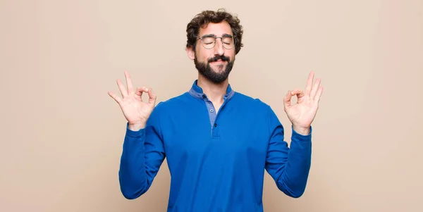 Jovem Bonito Homem Olhando Concentrado Meditando Sentindo Satisfeito Relaxado Pensando — Fotografia de Stock