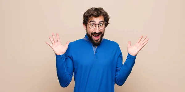 Joven Hombre Guapo Sintiéndose Feliz Emocionado Sorprendido Sorprendido Sonriendo Asombrado —  Fotos de Stock