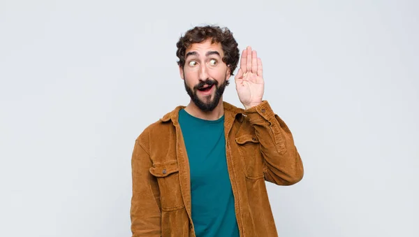 Jovem Bonito Homem Sorrindo Olhando Curiosamente Para Lado Tentando Ouvir — Fotografia de Stock