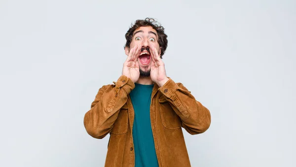 Joven Guapo Hombre Sintiéndose Feliz Emocionado Positivo Dando Gran Grito — Foto de Stock