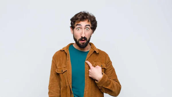 Joven Hombre Guapo Mirando Sorprendido Sorprendido Con Boca Abierta Apuntando — Foto de Stock