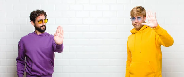 Jonge Koele Mannen Kijken Serieus Streng Ontevreden Boos Tonen Open — Stockfoto