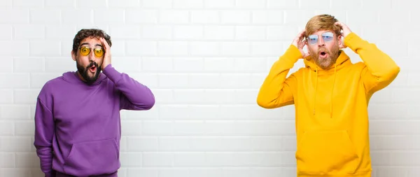 Jóvenes Hombres Guays Que Parecen Emocionados Sorprendidos Con Boca Abierta — Foto de Stock