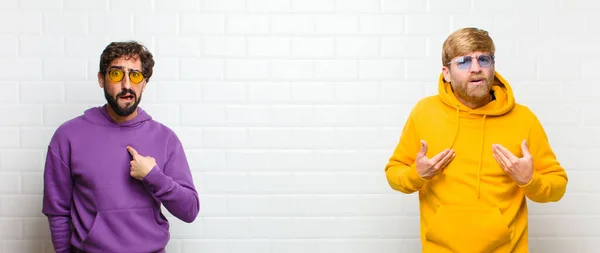 Jóvenes Hombres Guays Apuntando Mismo Con Una Mirada Confusa Cuestionable — Foto de Stock