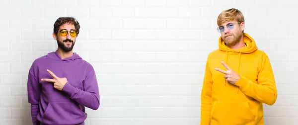 Jóvenes Hombres Frescos Sentirse Feliz Positivo Exitoso Con Mano Haciendo — Foto de Stock