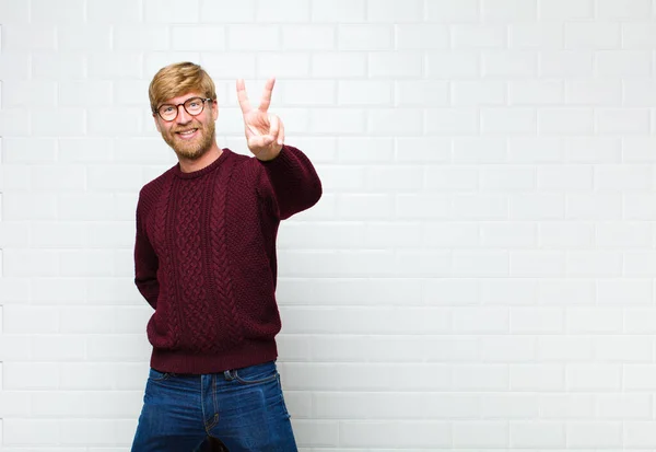 Jonge Blonde Man Glimlachen Kijken Gelukkig Zorgeloos Positief Gebaren Overwinning — Stockfoto