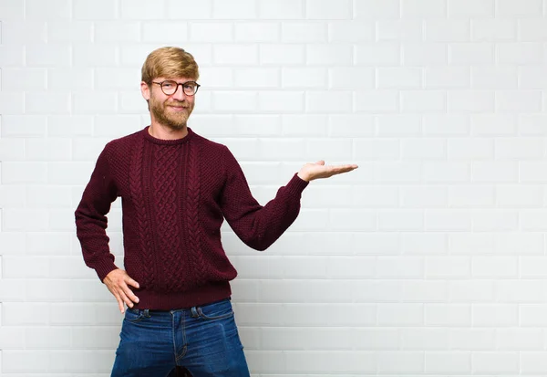 Jonge Blonde Man Glimlachend Zelfverzekerd Succesvol Gelukkig Tonen Concept Idee — Stockfoto