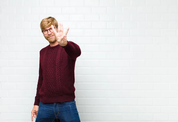 Jonge Blonde Man Glimlachend Zoek Vriendelijk Tonen Nummer Vier Vierde — Stockfoto