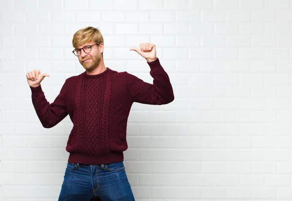 Jonge Blonde Man Gevoel Trots Arrogant Zelfverzekerd Zoek Tevreden Succesvol — Stockfoto