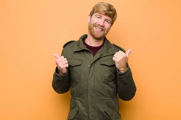 Joven Hombre Rubio Sonriendo Alegremente Luciendo Feliz Sintiéndose Despreocupado Positivo —  Fotos de Stock