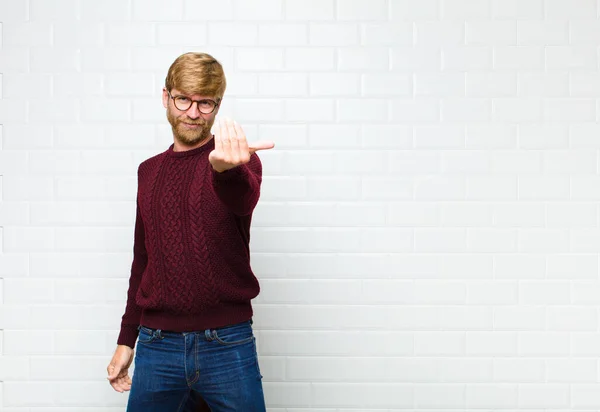 Jonge Blonde Man Voelt Zich Gelukkig Succesvol Zelfverzekerd Geconfronteerd Met — Stockfoto