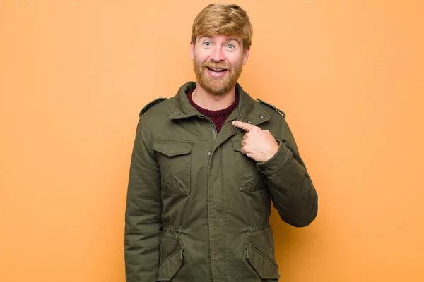 Jonge Blonde Man Zoek Gelukkig Trots Verrast Vrolijk Wijzend Naar — Stockfoto