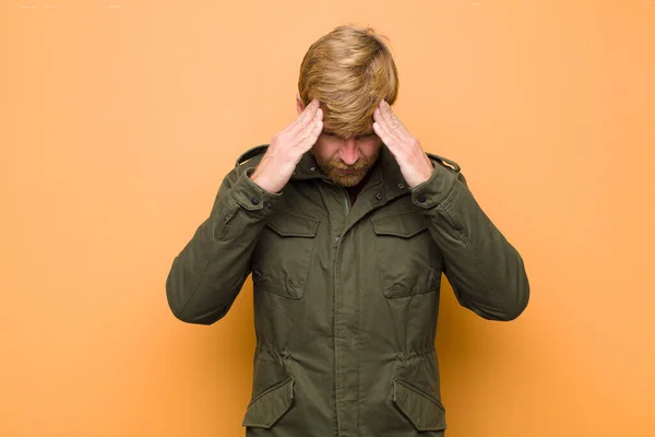 Ung Blond Man Ser Stressad Och Frustrerad Arbetar Press Med — Stockfoto