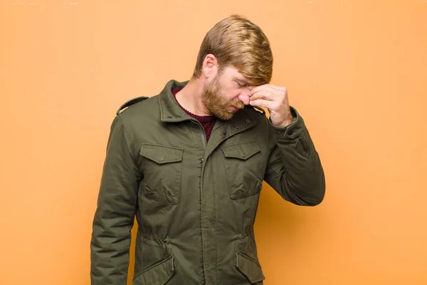 Jonge Blonde Man Voelt Zich Gestrest Ongelukkig Gefrustreerd Raakt Het — Stockfoto