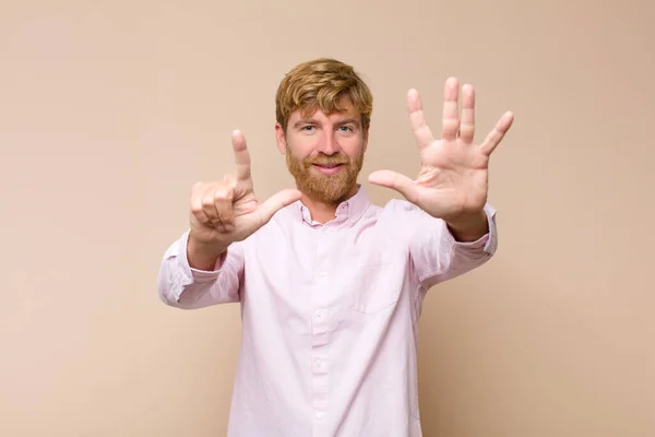 Jonge Blonde Man Glimlachen Kijken Vriendelijk Tonen Nummer Zeven Zevende — Stockfoto