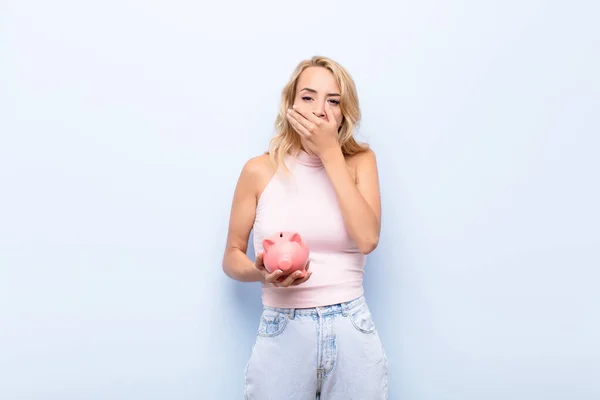 Ung Blond Kvinna Täcka Munnen Med Händerna Med Chockad Förvånad — Stockfoto