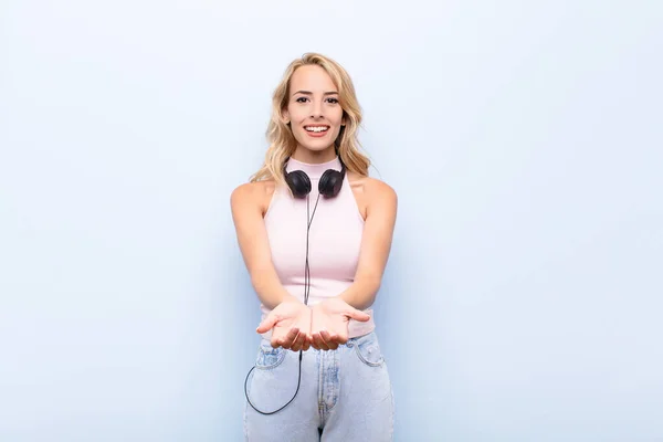 Joven Rubia Sonriendo Felizmente Con Mirada Amistosa Segura Positiva Ofreciendo — Foto de Stock