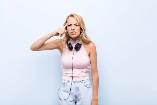 Giovane Donna Bionda Sente Confusa Perplessa Mostrando Che Sei Pazza — Foto Stock