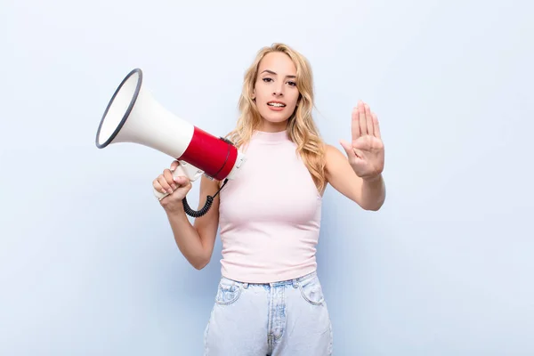 Junge Blonde Frau Die Ernst Streng Unzufrieden Und Wütend Aussieht — Stockfoto