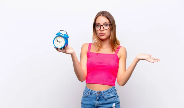 Cabeza Roja Bonita Mujer Sosteniendo Despertador Expresando Concepto — Foto de Stock