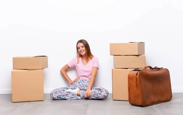 Cabeça Vermelha Mulher Bonita Sorrindo Feliz Com Uma Mão Quadril — Fotografia de Stock