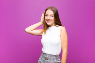 Kızıl saçlı güzel kadın gülümsüyor, tuhaf bir şekilde yan tarafa bakıyor, dedikoduları dinlemeye çalışıyor ya da mor duvara karşı bir sırrı duymaya çalışıyor.