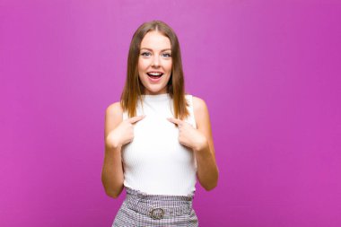 Kızıl saçlı, güzel bir kadın mutlu, şaşırmış ve gururlu. Heyecanlı, şaşkın bakışlarıyla mor duvara bakıyor.