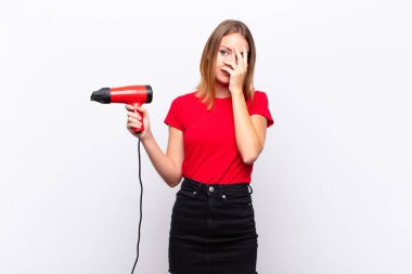 Kızıl saçlı, güzel bir kadın yorgun, sıkıcı ve sıkıcı bir işin ardından sıkılmış, hayal kırıklığına uğramış ve uykulu hissediyor.