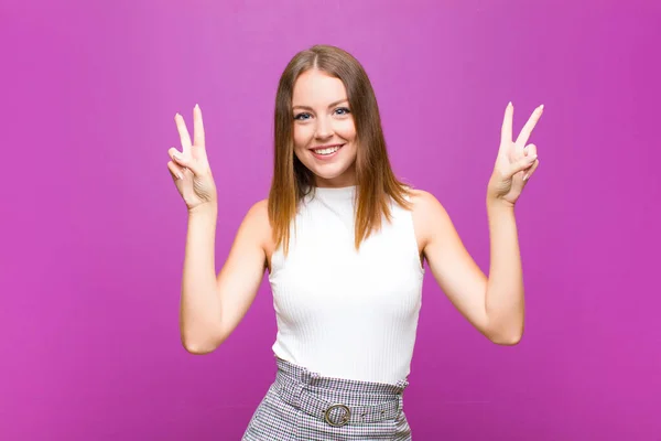 Cabeça Vermelha Mulher Bonita Sorrindo Olhando Feliz Amigável Satisfeito Gesticulando — Fotografia de Stock