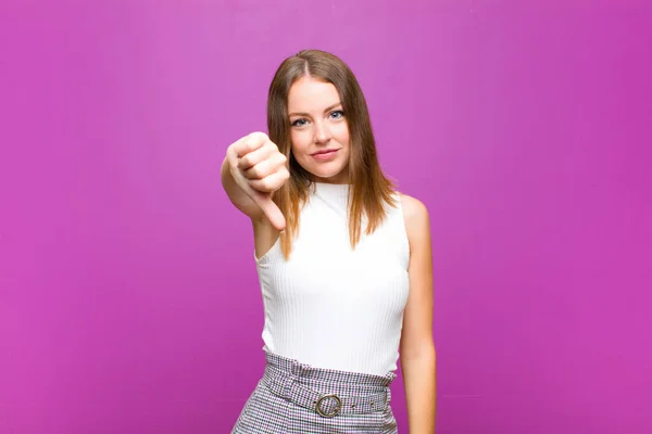 Cabeça Vermelha Mulher Bonita Sentindo Cruz Irritado Irritado Decepcionado Descontente — Fotografia de Stock