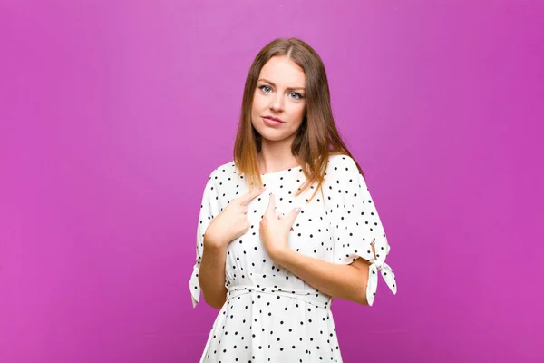 Cabeça Vermelha Mulher Bonita Apontando Para Mesmo Com Olhar Confuso — Fotografia de Stock