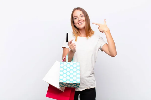 Cabeza Roja Bonita Mujer Sonriendo Con Confianza Apuntando Propia Sonrisa —  Fotos de Stock