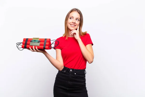 Cabeza Roja Bonita Mujer Sonriendo Felizmente Soñando Despierto Dudando Mirando — Foto de Stock